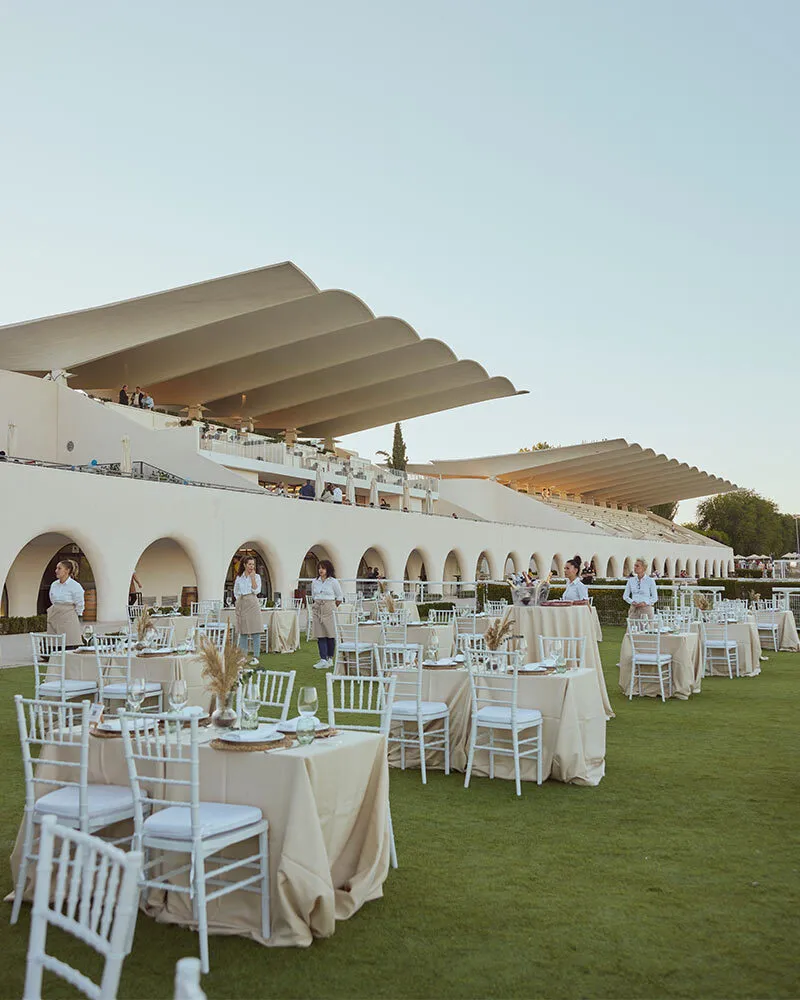 El Hipódromo de la Zarzuela: terrazas, cubierta y mesas en el césped