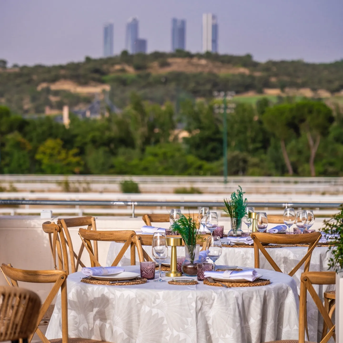 Mesas de CALOR con el skyline de Madrid al fondo